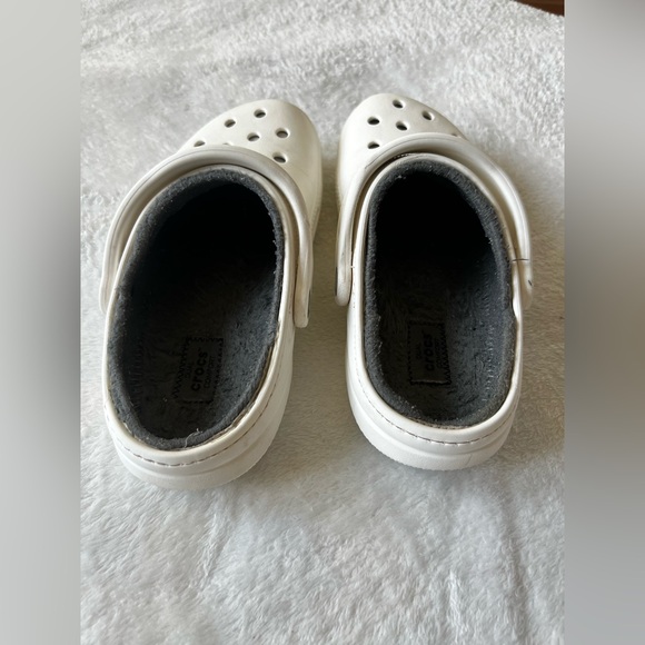 CROCS women’s White Slippers with Sports Charms - Picture 3 of 8